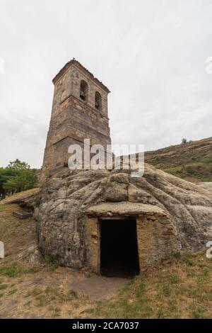 Glockenturm der Rupestrian Kirche von Santos Justo y Pastor In Olle Stockfoto