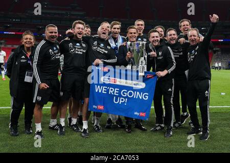 London, Großbritannien. August 2020. Fulham-Manager Scott Parker feiert mit der Trophäe und Back-Room-Mitarbeiter nach dem Gewinn des Sky Bet Championship Play-Off Final Match zwischen Brentford und Fulham im Wembley Stadium, London, England am 4. August 2020. Fußballstadien bleiben aufgrund der Covid-19-Pandemie leer, da staatliche Gesetze zur sozialen Distanzierung Fans innerhalb von Spielstätten verbieten, was dazu führt, dass alle Spielanlagen bis auf weiteres hinter verschlossenen Türen gespielt werden. Foto von Andrew Aleksiejczuk/Prime Media Images. Kredit: Prime Media Images/Alamy Live Nachrichten Stockfoto