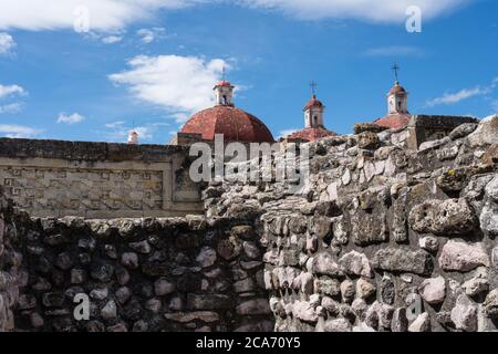 Die Kuppeln der Kirche San Pablo in den Ruinen der Zapoteschen Stadt Mitla, Mexiko. Ein UNESCO-Weltkulturerbe. Stockfoto