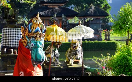 Drachen in der Nähe Pura Ulun Danu Tempel, Bali, Indonesien Stockfoto