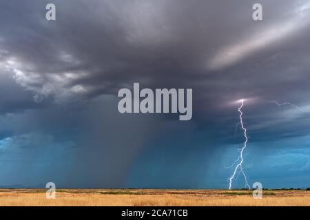 Monsunsturm in Arizona mit einem Blitzschlag in der Wüste Stockfoto