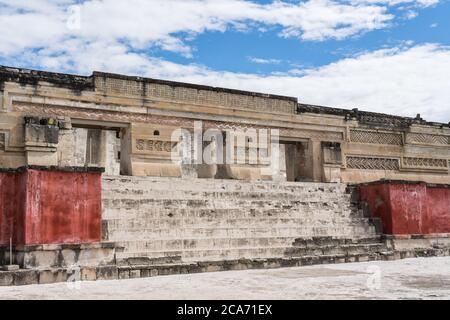 Steinmetzplatten und roter Stuck an der Vorderseite des Palastes, Gebäude 7, in den Ruinen der Zapotec-Stadt Mitla in Oaxaca, Mexiko. EIN UNESCO W Stockfoto