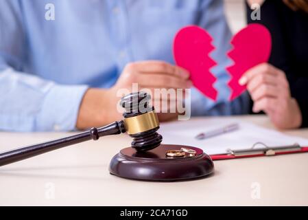 Junges Paar im Gerichtsgebäude für Scheidung Stockfoto