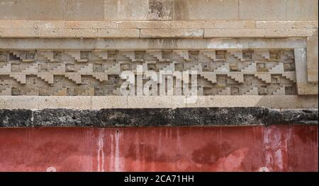 Steinmetzplatten und roter Stuck an der Vorderseite des Palastes, Gebäude 7, in den Ruinen der Zapotec-Stadt Mitla in Oaxaca, Mexiko. EIN UNESCO W Stockfoto