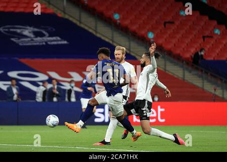 London, Großbritannien. August 2020. Ollie Watkins von Brentford (L) schieß auf das Tor. EFL Skybet Championship spielt am Dienstag, den 4. August 2020 im Wembley Stadium in London vor Final, Brentford gegen Fulham. Dieses Bild darf nur für redaktionelle Zwecke verwendet werden. Nur redaktionelle Verwendung, Lizenz für kommerzielle Nutzung erforderlich. Keine Verwendung in Wetten, Spiele oder ein einzelner Club / Liga / Spieler Publikationen. PIC von Steffan Bowen / Andrew Orchard Sport Fotografie / Alamy Live News Kredit: Andrew Orchard Sport Fotografie / Alamy Live News Stockfoto