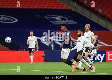 London, Großbritannien. August 2020. Ollie Watkins von Brentford (L) schieß auf das Tor. EFL Skybet Championship spielt am Dienstag, den 4. August 2020 im Wembley Stadium in London vor Final, Brentford gegen Fulham. Dieses Bild darf nur für redaktionelle Zwecke verwendet werden. Nur redaktionelle Verwendung, Lizenz für kommerzielle Nutzung erforderlich. Keine Verwendung in Wetten, Spiele oder ein einzelner Club / Liga / Spieler Publikationen. PIC von Steffan Bowen / Andrew Orchard Sport Fotografie / Alamy Live News Kredit: Andrew Orchard Sport Fotografie / Alamy Live News Stockfoto