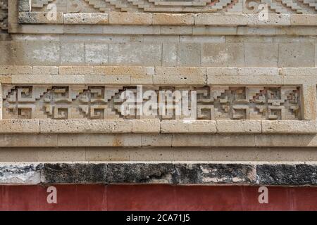 Steinmetzplatten und roter Stuck an der Vorderseite des Palastes, Gebäude 7, in den Ruinen der Zapotec-Stadt Mitla in Oaxaca, Mexiko. EIN UNESCO W Stockfoto