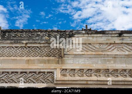 Steinmetztafeln an der Vorderseite des Palastes, Gebäude 7, in den Ruinen der Zapotec-Stadt Mitla in Oaxaca, Mexiko. Ein UNESCO-Weltkulturerbe S Stockfoto