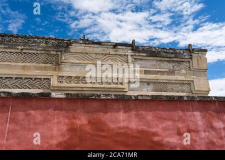 Steinmetzplatten und roter Stuck an der Vorderseite des Palastes, Gebäude 7, in den Ruinen der Zapotec-Stadt Mitla in Oaxaca, Mexiko. EIN UNESCO W Stockfoto