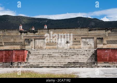 Steinmetzplatten und roter Stuck an der Vorderseite des Palastes, Gebäude 7, in den Ruinen der Zapotec-Stadt Mitla in Oaxaca, Mexiko. EIN UNESCO W Stockfoto