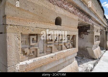 Steinmetztafeln an der Vorderseite des Palastes, Gebäude 7, in den Ruinen der Zapotec-Stadt Mitla in Oaxaca, Mexiko. Ein UNESCO-Weltkulturerbe S Stockfoto