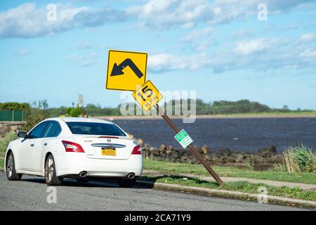 04. August 2020: Ein Straßenschild bleibt aufgrund von Windschäden durch den tropischen Sturm Isaias in Staten Island, New York, verbogen. Obligatorische Gutschrift: Kostas Lymperopoulos/CSM Stockfoto