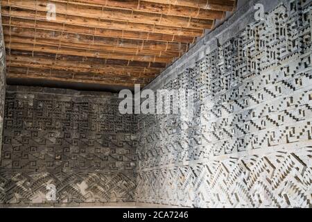 Steinfriese in einem Raum im Palast, Gebäude 7, in den Ruinen der Zapotec-Stadt Mitla in Oaxaca, Mexiko. Ein UNESCO-Weltkulturerbe Stockfoto