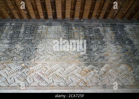 Steinfriese in einem Raum im Palast, Gebäude 7, in den Ruinen der Zapotec-Stadt Mitla in Oaxaca, Mexiko. Ein UNESCO-Weltkulturerbe Stockfoto