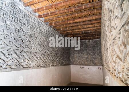 Steinfriese in einem Raum im Palast, Gebäude 7, in den Ruinen der Zapotec-Stadt Mitla in Oaxaca, Mexiko. Ein UNESCO-Weltkulturerbe Stockfoto