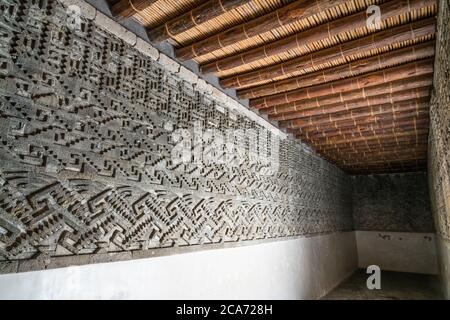 Steinfriese in einem Raum im Palast, Gebäude 7, in den Ruinen der Zapotec-Stadt Mitla in Oaxaca, Mexiko. Ein UNESCO-Weltkulturerbe Stockfoto