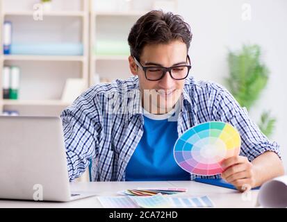 Der junge Designer arbeiten an neuen Projekt und der Auswahl der Farben Stockfoto