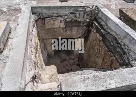 Eingang zum Grab 2 in den Ruinen der Zapotec-Stadt Mitla in Oaxaca, Mexiko. Ein UNESCO-Weltkulturerbe. Stockfoto