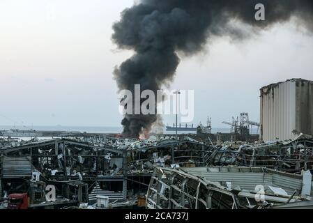 Beirut, Libanon. August 2020. Von dem Ort, an dem eine massive Explosion den Hafen von Beirut erschütterte, wehte dichter Rauch. Quelle: Marwan Naamani/dpa/Alamy Live News Stockfoto