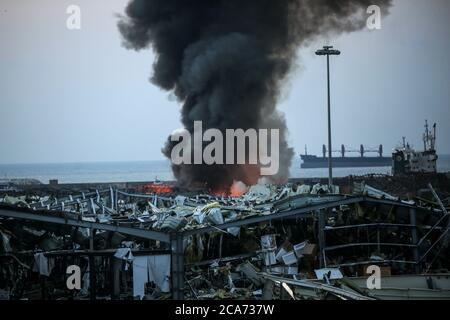 Beirut, Libanon. August 2020. Von dem Ort, an dem eine massive Explosion den Hafen von Beirut erschütterte, wehte dichter Rauch. Quelle: Marwan Naamani/dpa/Alamy Live News Stockfoto