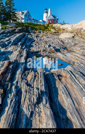 Pemaquid Point Lighthouse, in der Nähe von Bristol, Maine, an der Spitze des Pemaquid Neck, mit dem Leuchtturm aus einem Pool von Wasser reflektiert. Stockfoto