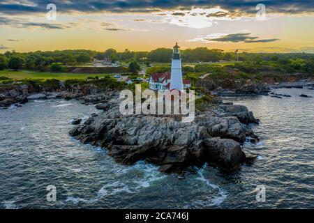 Luftaufnahme des Portland Head Lighthouse bei Sonnenuntergang im Fort Williams Park, Cape Elizabeth, Maine, am Eingang zum Portland Harbor. Stockfoto