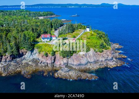 Luftaufnahme des Owls Head Lighthouse am Eingang von Rockland Harbor an der westlichen Penobscot Bay in der Stadt Owls Head, Knox County, Maine. Stockfoto