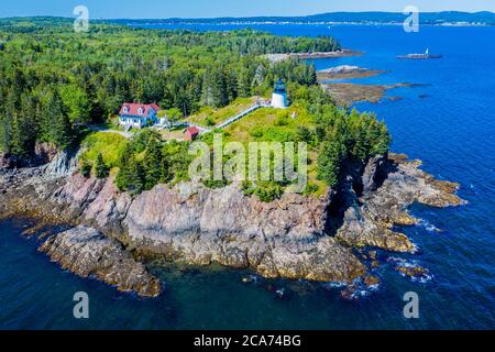 Luftaufnahme des Owls Head Lighthouse am Eingang von Rockland Harbor an der westlichen Penobscot Bay in der Stadt Owls Head, Knox County, Maine. Stockfoto