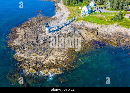 Luftaufnahme der Marshall Point Light Station, einem Leuchtturm am Eingang des Port Clyde Harbour in Port Clyde, Maine. Stockfoto