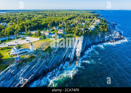 Luftaufnahme von Pemaquid Point Light, einem Leuchtturm in der Nähe von Bristol, Maine, an der Spitze des Pemaquid Neck. Stockfoto