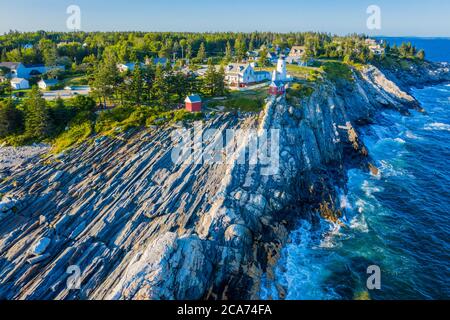 Luftaufnahme von Pemaquid Point Light, einem Leuchtturm in der Nähe von Bristol, Maine, an der Spitze des Pemaquid Neck. Stockfoto