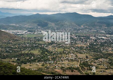 Ein Blick auf die Stadt und valley of Oaxaca von der präkolumbianischen Zapotec Ruinen des Monte Alban in Oaxaca, Mexiko. Ein UNESCO-Weltkulturerbe. Stockfoto