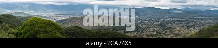 Ein Panoramablick auf die Stadt und valley of Oaxaca von der präkolumbianischen Zapotec Ruinen des Monte Alban in Oaxaca, Mexiko. Ein UNESCO-Weltkulturerbe Stockfoto