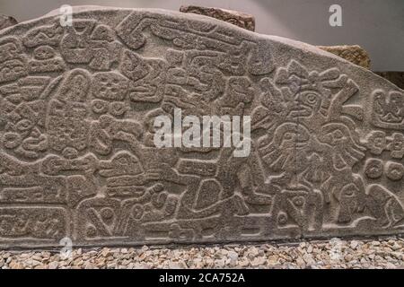 Ein geschnitztes Steindenkmal im Monte Alban Site Museum, Oaxaca, Mexiko. Ein UNESCO-Weltkulturerbe. Stockfoto