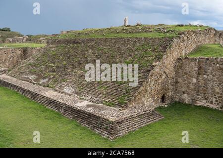 Auf der Plattform über dem Ballplatz in den präkolumbianischen Zapotec-Ruinen des Monte Alban in Oaxaca, Mexiko, befindet sich eine steinerne Stele. Ein UNESCO Welt Er Stockfoto