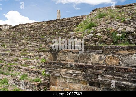 Auf der Plattform über einer Steintreppe auf der Rückseite des Ballplatzes in den präkolumbianischen Zapoteken-Ruinen des Monte Alban in O befindet sich eine geschnitzte Steinstele Stockfoto