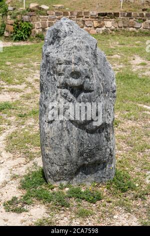 Auf der Plattform über dem Ballplatz in den präkolumbianischen Zapotec-Ruinen des Monte Alban in Oaxaca, Mexiko, befindet sich eine steinerne Stele. Ein UNESCO Welt Er Stockfoto