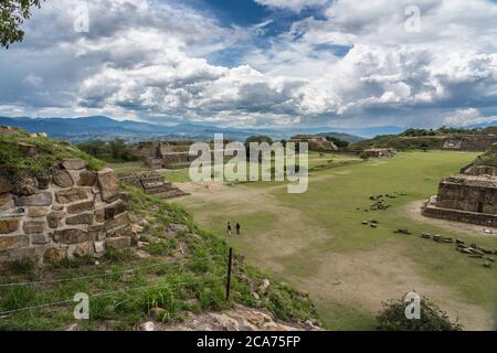 Der Blick auf die Westseite des Hauptplatzes von oben auf der Südplattform auf die präkolumbianischen Zapoteken-Ruinen des Monte Alban in Oaxaca, Mexiko. EIN UNESC Stockfoto