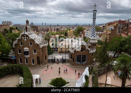 Der Haupteingang zum Park Güell von Antoni Gaudí entworfen ist mit wenig Zustrom von Touristen oder Einwohner gesehen.Trotz der freien Zugang für die Bewohner von Barcelona im Sommer, Park Güell, einer der am meisten besuchten Räume in der Stadt Barcelona, Hat eine geringe Besucherzahl von Touristen und Besuchern aufgrund von Covid-19 Ansteckungsausbrüchen. Stockfoto