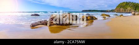 Panoramablick über Jones Beach zu Cathedral Rocks, Teil des Kiama Coastal Walk, Jones Beach, Kiama Heights, NSW, Australien Stockfoto