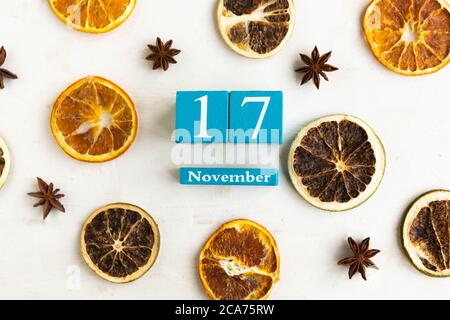 November 17. Blauer Kubuskalender mit Monat und Datum auf Holzhintergrund. Stockfoto