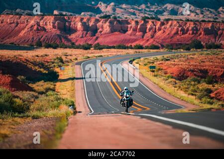 Biker fahren auf dem Highway auf der legendären Route 66, Arizona. Panoramabild einer landschaftlich schönen Straße, USA. Stockfoto