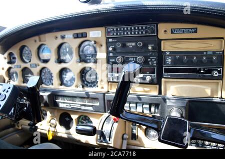 Innenanzeigen und Bedienelemente im Cockpit eines alten Flugzeugs auf der Instrumententafel Stockfoto