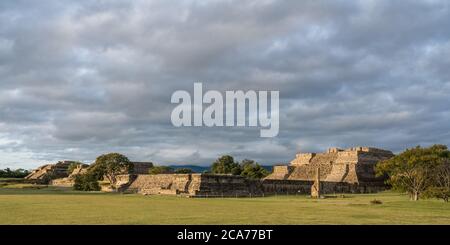 Ein Blick auf die Pyramiden der Gruppe IV und der Gruppe M von der Nordplattform der präkolumbianischen Zapoteken-Ruinen von Monte Alban in Oaxaca, Mexiko. EIN UNESCO-WELTKULTURERBE Stockfoto