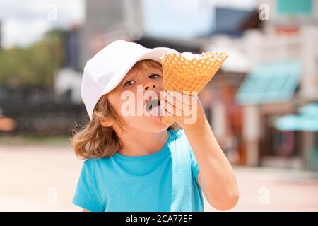 Eis Kind. Lustige Kinder essen Eis auf der Straße. Stockfoto