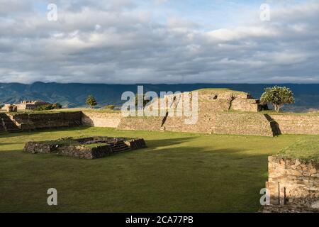 Die versunkene Plaza und Gebäude B auf der Nordplattform der präkolumbianischen Zapoteken-Ruinen von Monte Alban in Oaxaca, Mexiko. Ein UNESCO-Weltkulturerbe Si Stockfoto