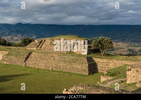 Die versunkene Plaza und Gebäude B auf der Nordplattform der präkolumbianischen Zapoteken-Ruinen von Monte Alban in Oaxaca, Mexiko. Ein UNESCO-Weltkulturerbe Si Stockfoto