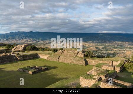 Der versunkene Platz mit seinem Altar und Gebäude B auf der Nordplattform der präkolumbianischen Zapoteken-Ruinen des Monte Alban in Oaxaca, Mexiko. Ein UNESCO wo Stockfoto