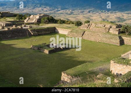 Der versunkene Platz mit seinem Altar auf der Nordplattform der präkolumbianischen Zapoteken-Ruinen des Monte Alban in Oaxaca, Mexiko. Ein UNESCO-Weltkulturerbe Si Stockfoto