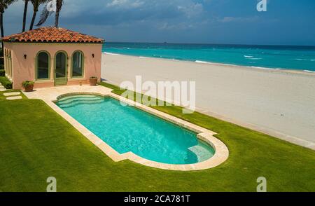 Strandhaus am Meer mit Pool und Blick im Retro-Vintage-Design. Stockfoto